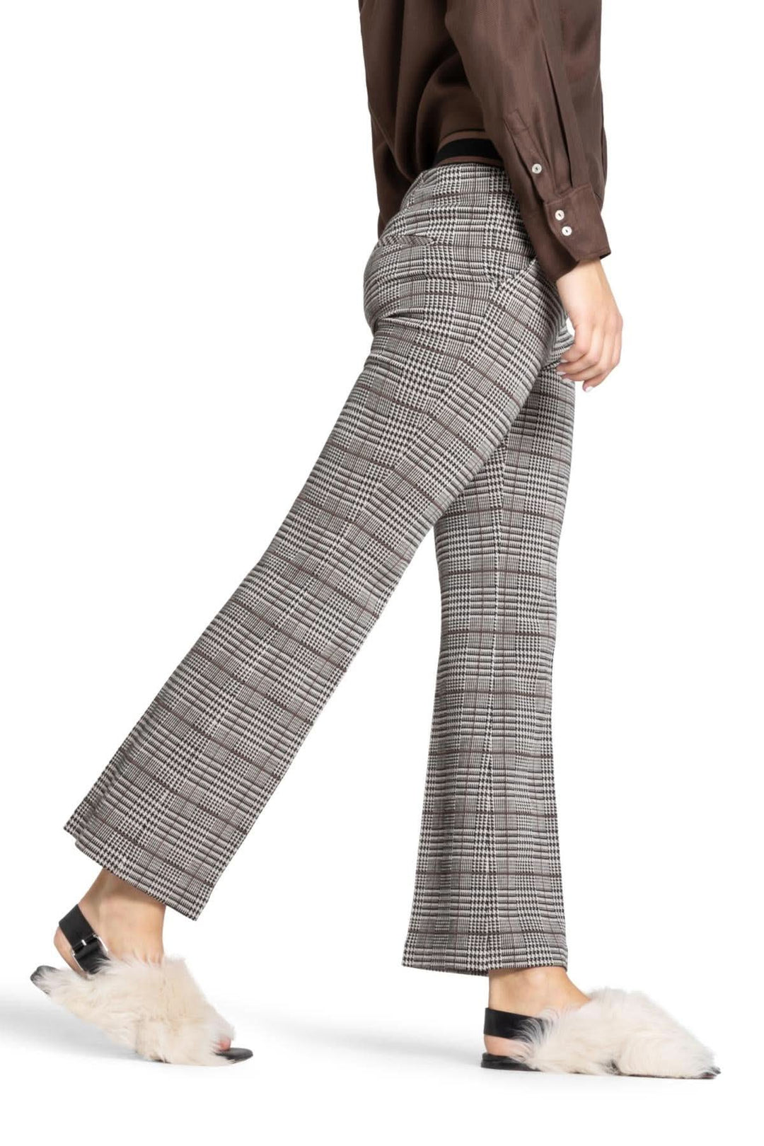 Pantalon Francoise cropped à motif prince-de-galles, coupe évasée, porté avec un chemisier marron.