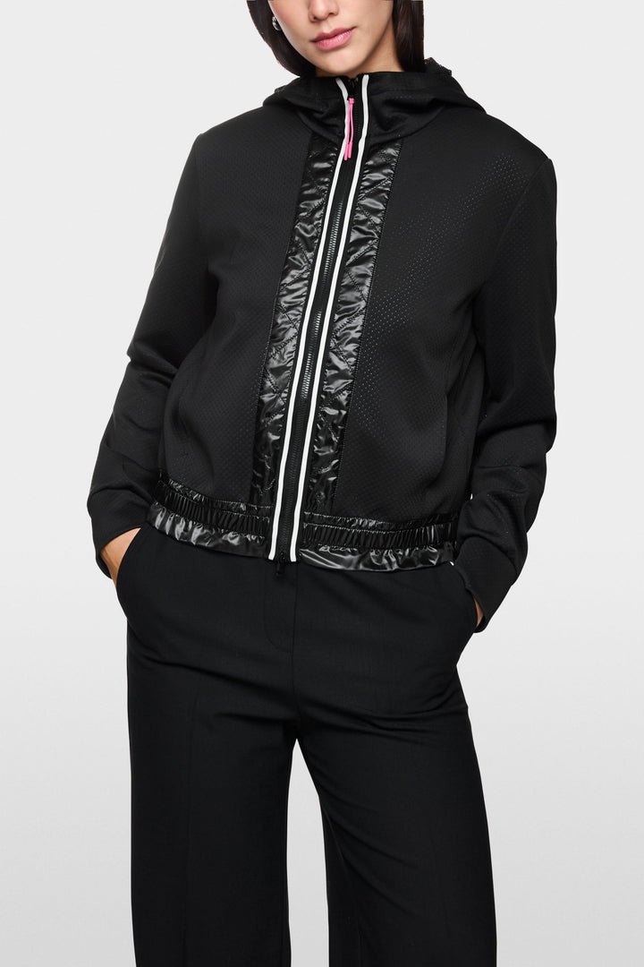 Veste à rayures contrastées, zippée, avec capuchon et détails en tissu lustré, style moderne et sport.