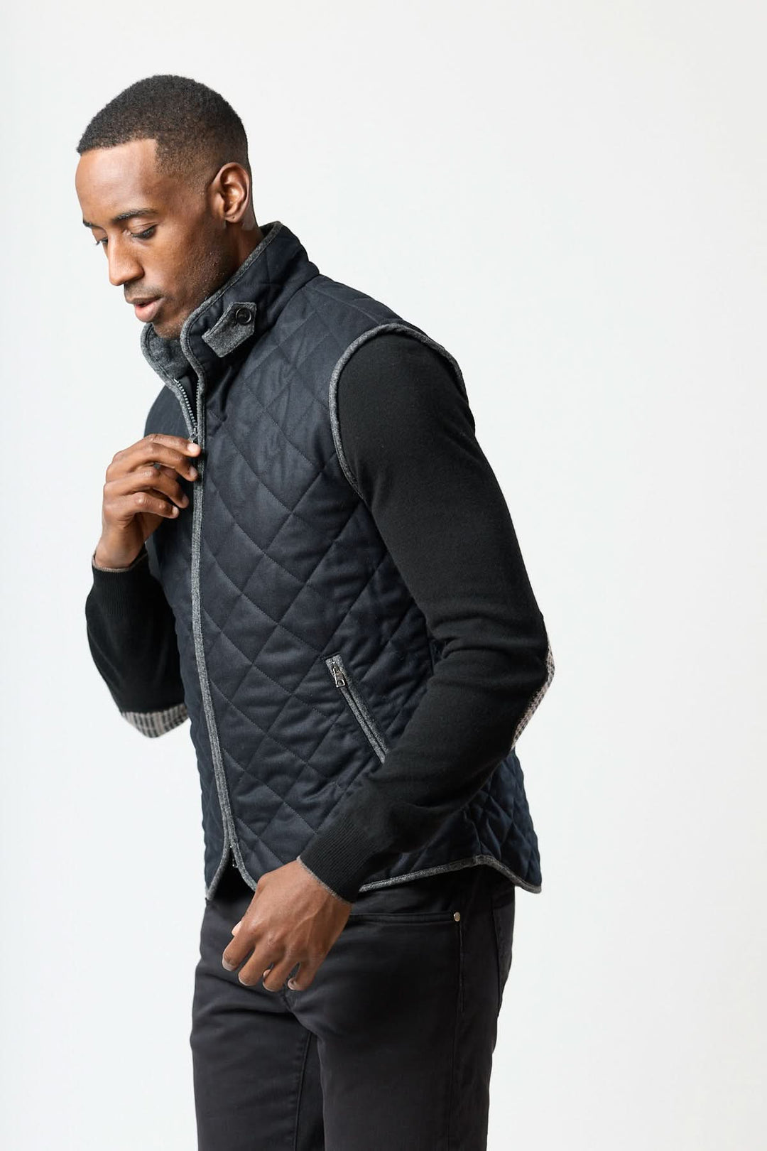 Veste sans manches matelassée en laine Vitale Barberis élégante sur un mannequin, col montant boutonné, tissu doux et chaud.