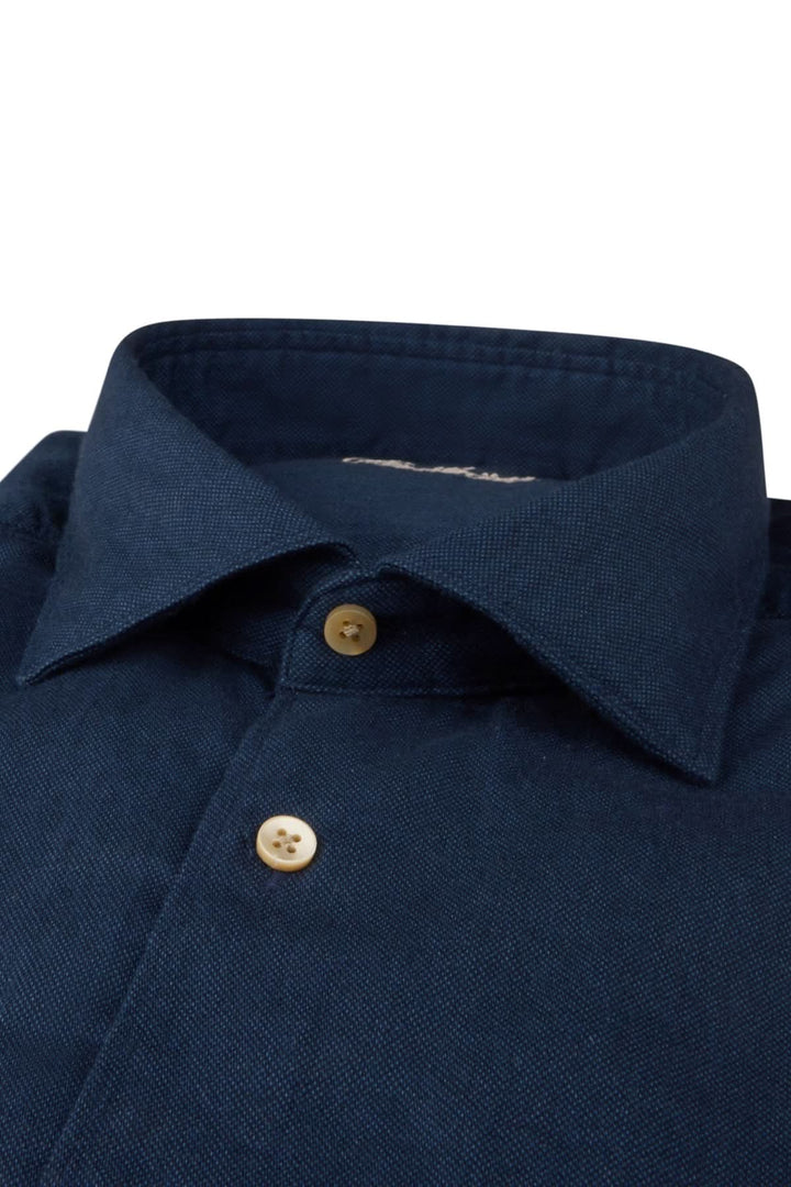 Chemise sport en coton bleu marine avec col semi-italien et boutons clairs pour une allure sophistiquée.
