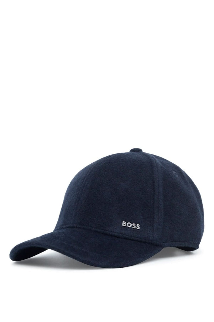 Casquette en laine et soie avec logo BOSS, élégante avec logo métallique discret sur fond blanc.