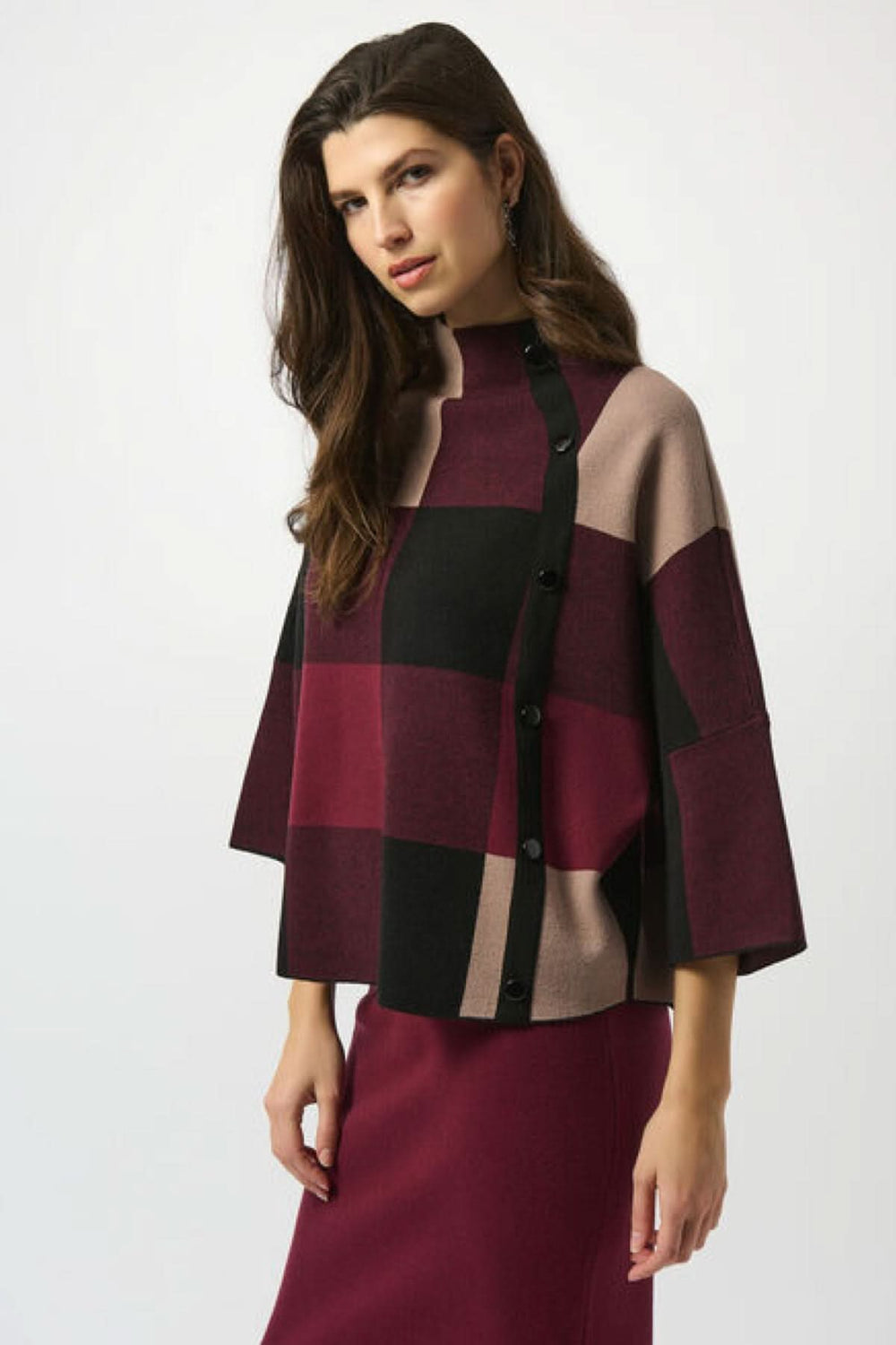 Chandail à col montant en motif carreauté, élégant et moderne, associé à une jupe ajustée.