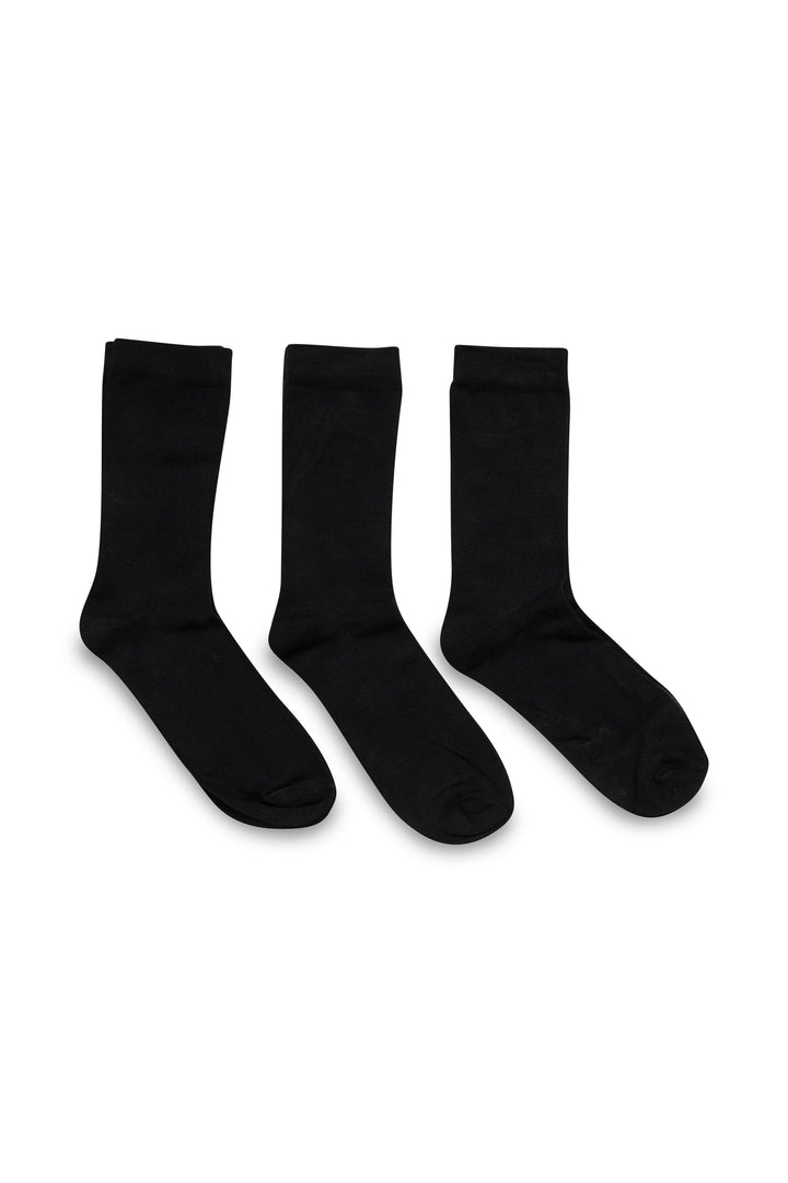 Lot de trois paires de chaussettes noires, confortables et extensibles, pour un usage quotidien.