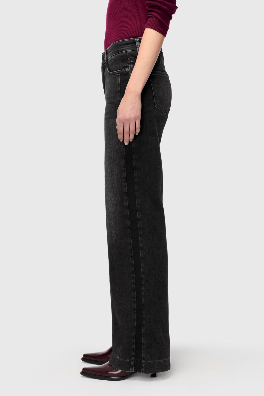 Jean à jambe large en délavé, coupe fluide et confortable, à porter avec un haut ajusté pour un look moderne.