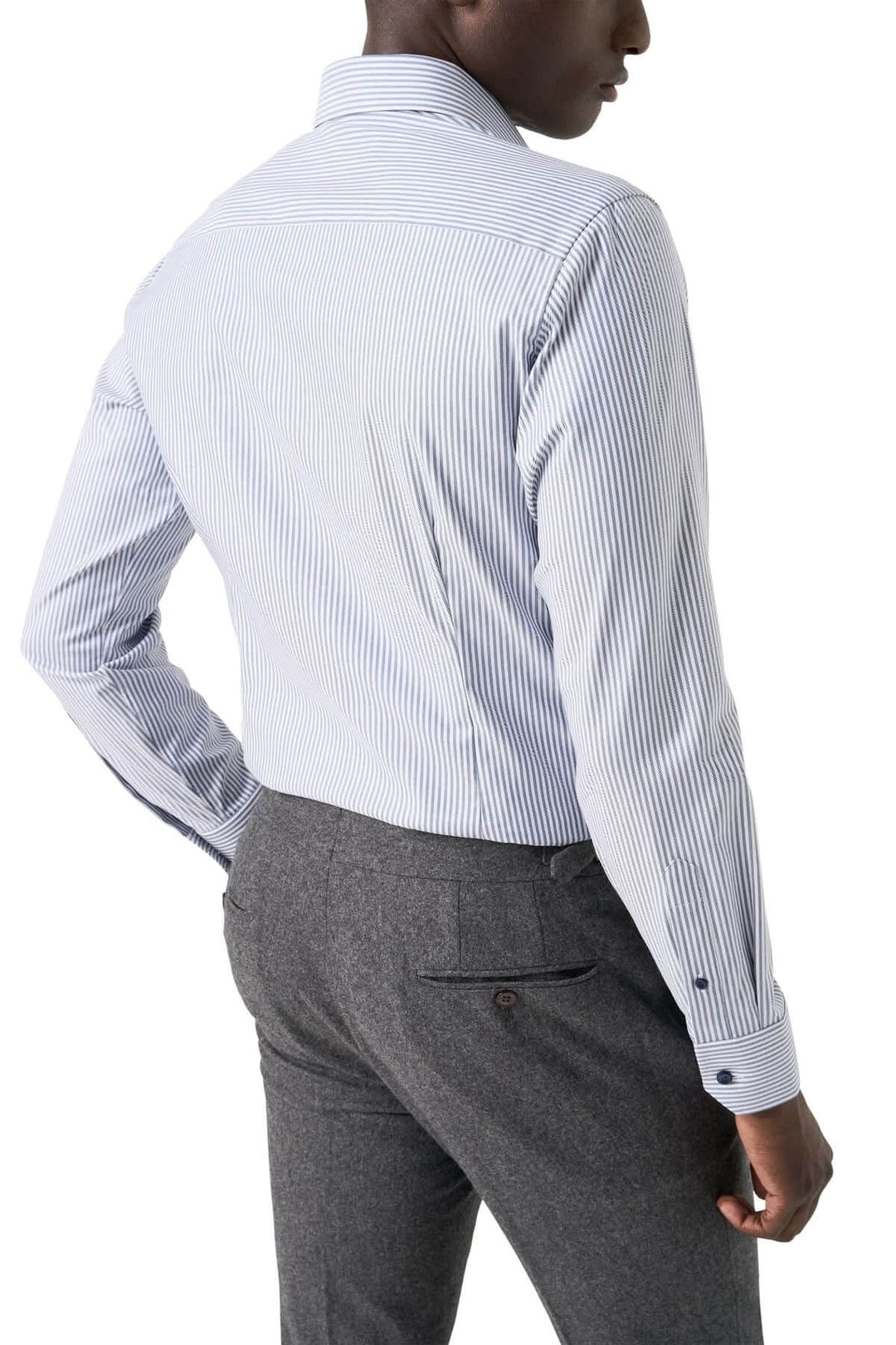 Homme portant une chemise lignée élégante et intemporelle à rayures bleu marine, col cutaway, vue arrière.