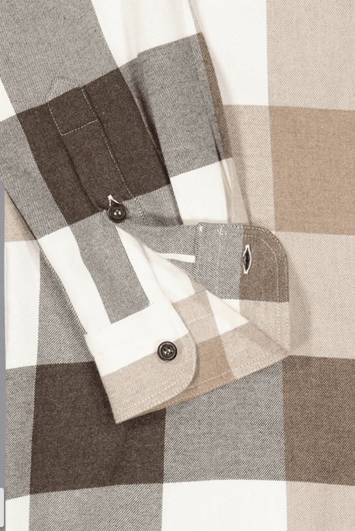 Détails de chemise en flanelle à grands carreaux neutres en beige, brun et gris, avec manche et bouton.