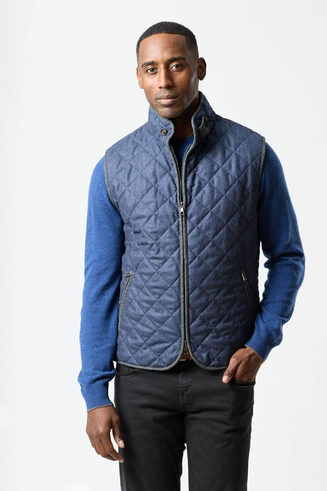 Homme portant la Veste sans manches matelassée en laine Vitale Barberis, élégante et moderne, idéale pour superposer. Décris moi le produit.