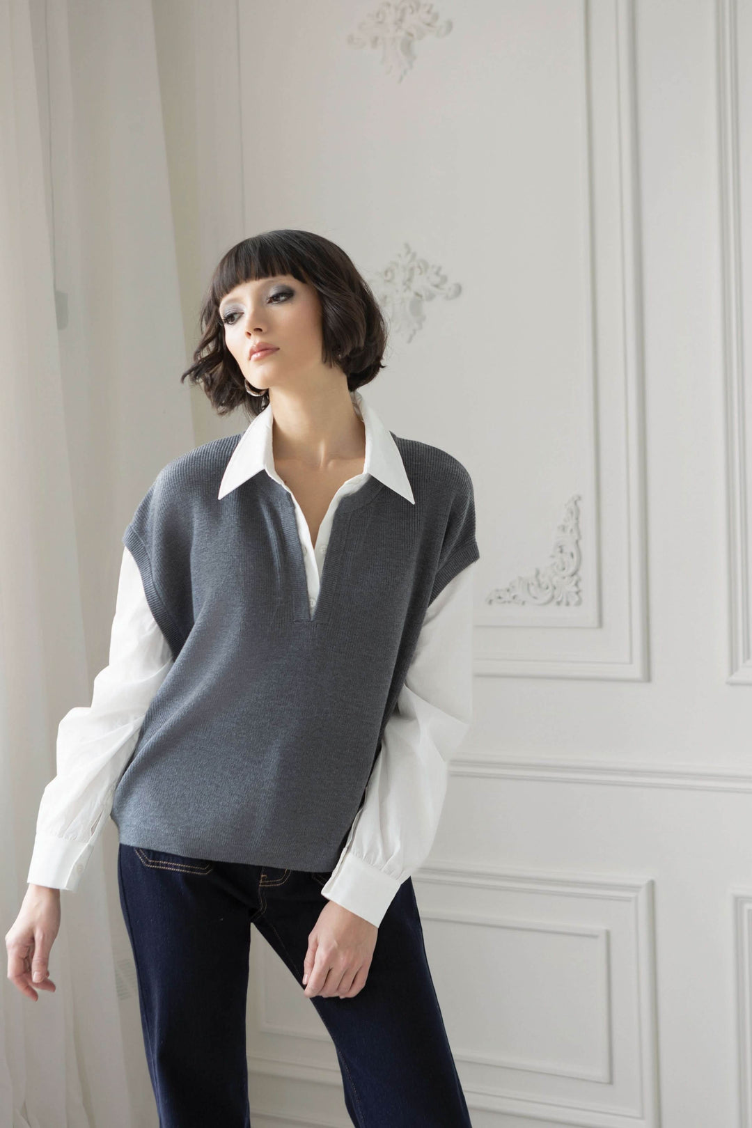 Chandail à col polo gris avec blouse blanche intégrée, look chic et décontracté, porté avec un jean.