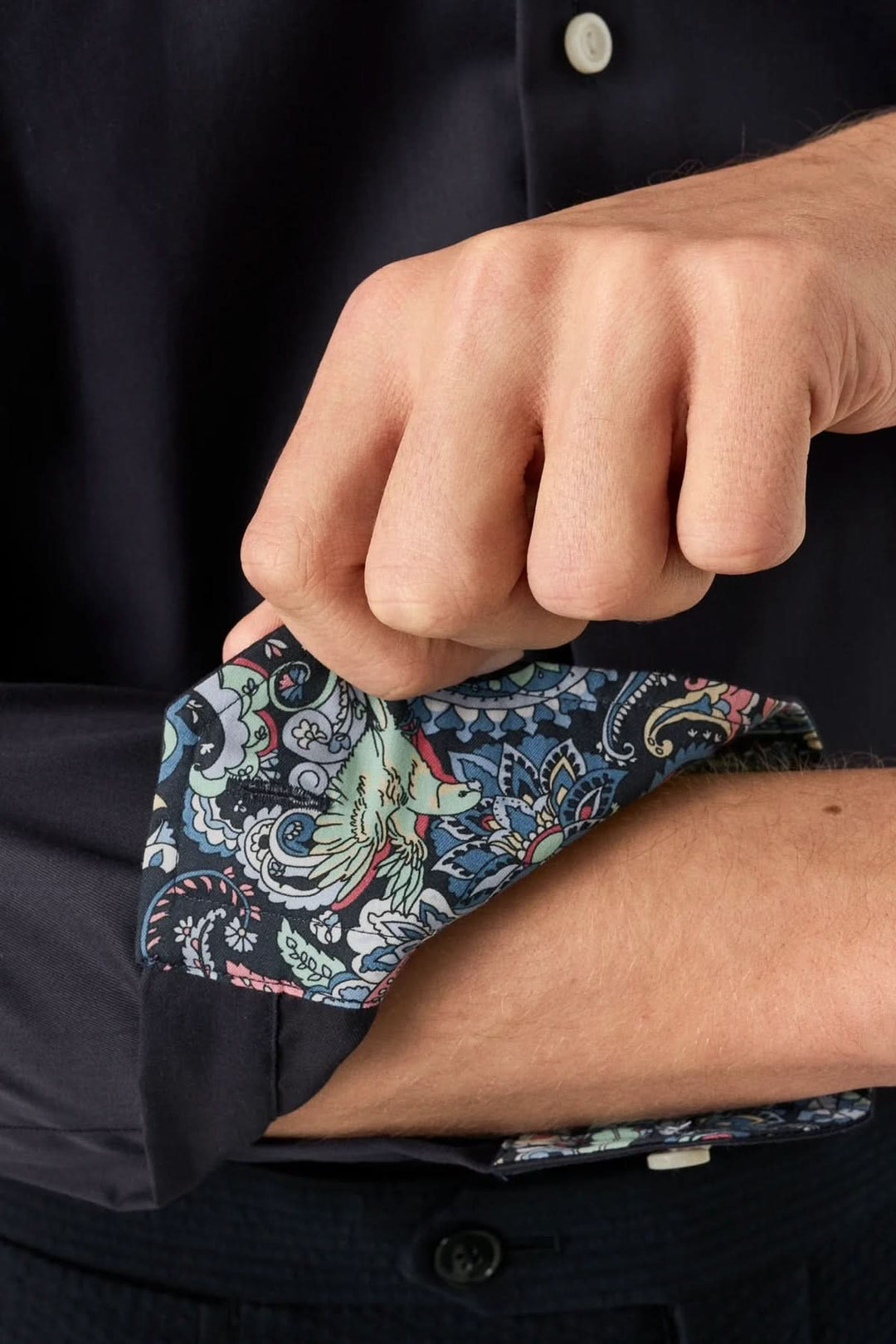 Chemise en coton twill avec détails cachemire, gros plan du poignet avec imprimé cachemire coloré.