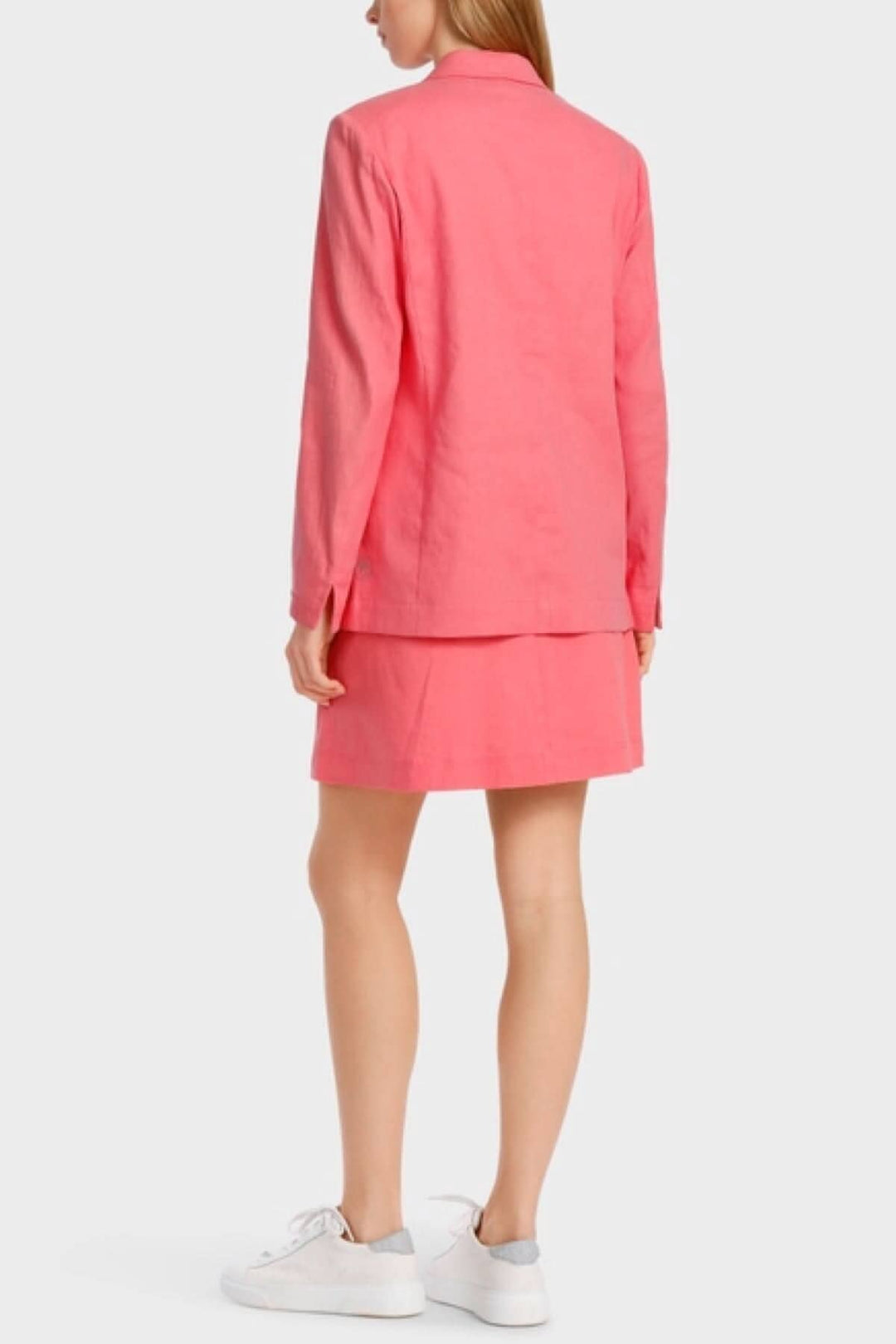 Veste en lin rose décontractée avec jupe assortie, vue arrière sur modèle féminin.