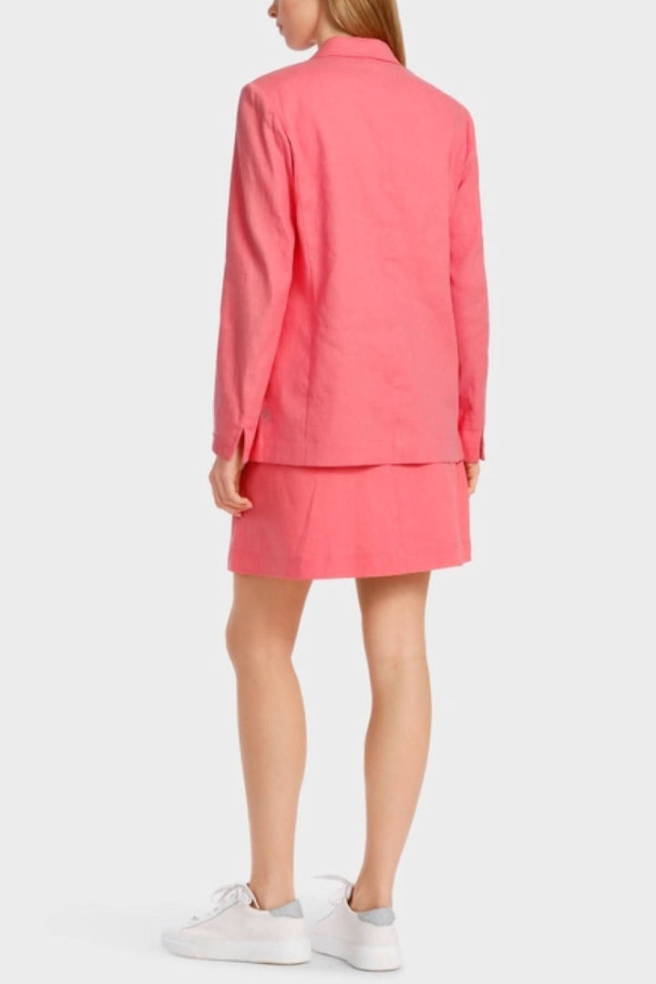 Veste en lin rose décontractée avec jupe assortie, vue arrière sur modèle féminin.