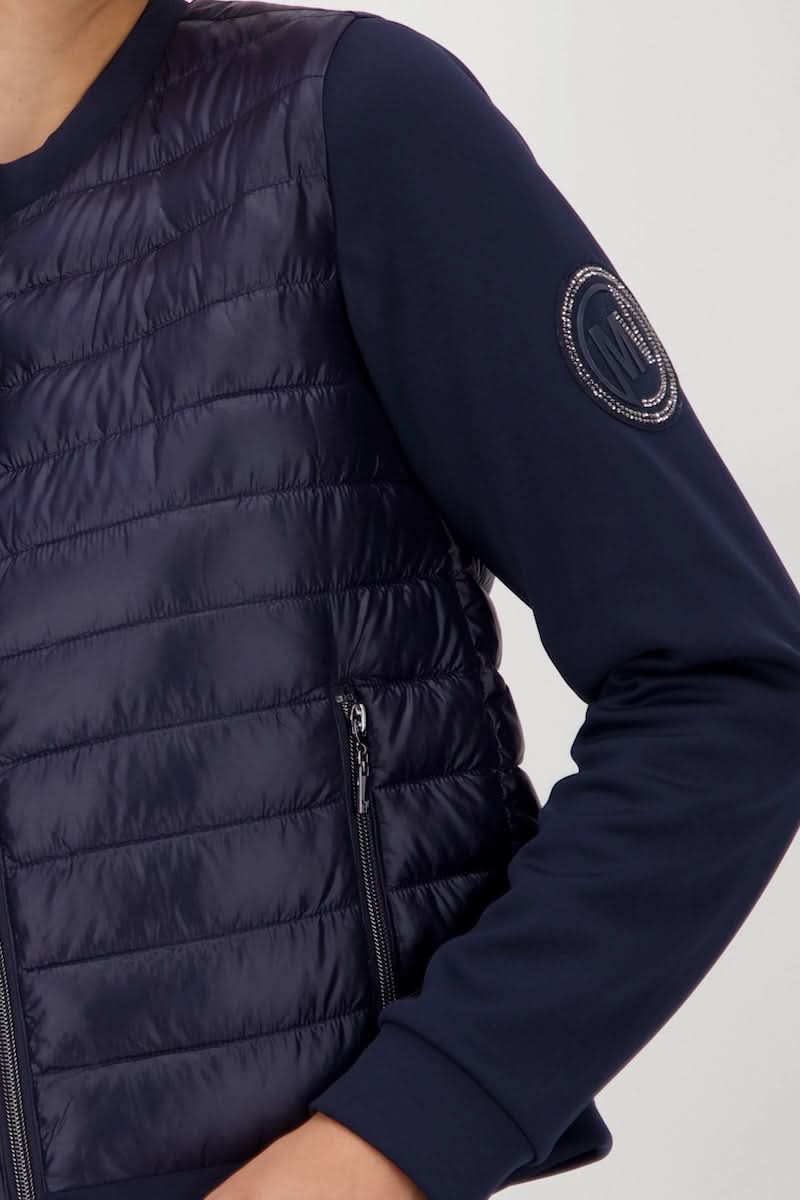 Veste matelassée bimatière à fermeture éclair pour un look chic et sportif, décris moi le produit en français.