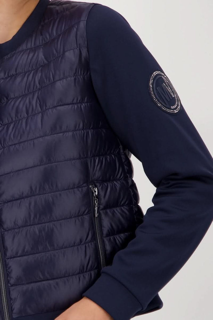Veste matelassée bimatière à fermeture éclair pour un look chic et sportif, décris moi le produit en français.