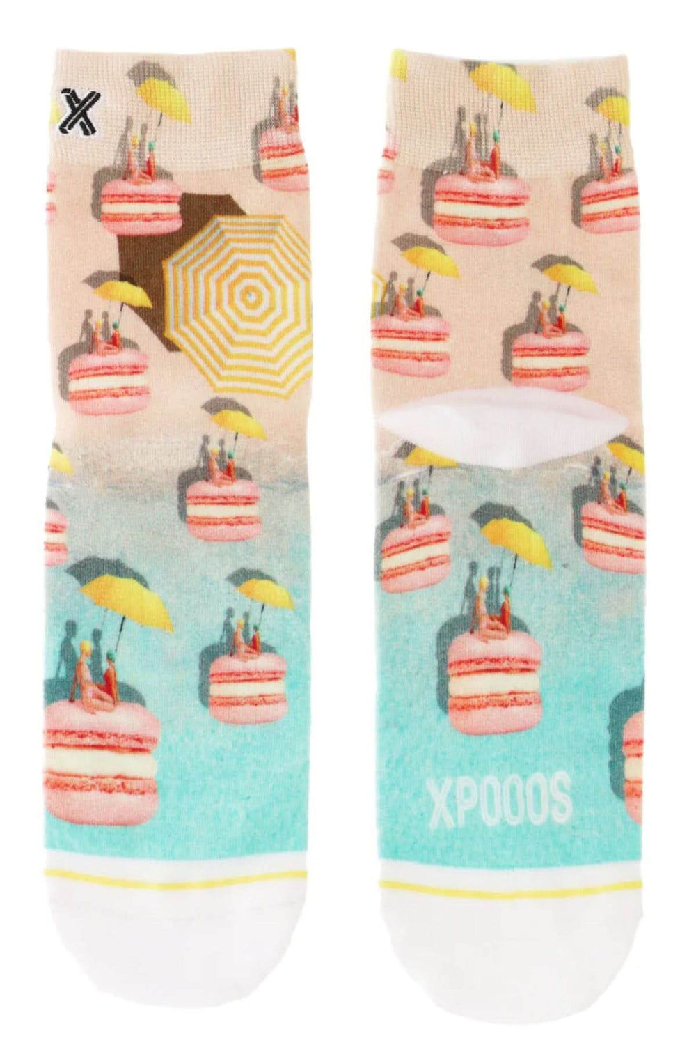 Chaussettes mi-hautes colorées avec imprimé macarons et parasols, confortables et stylées.