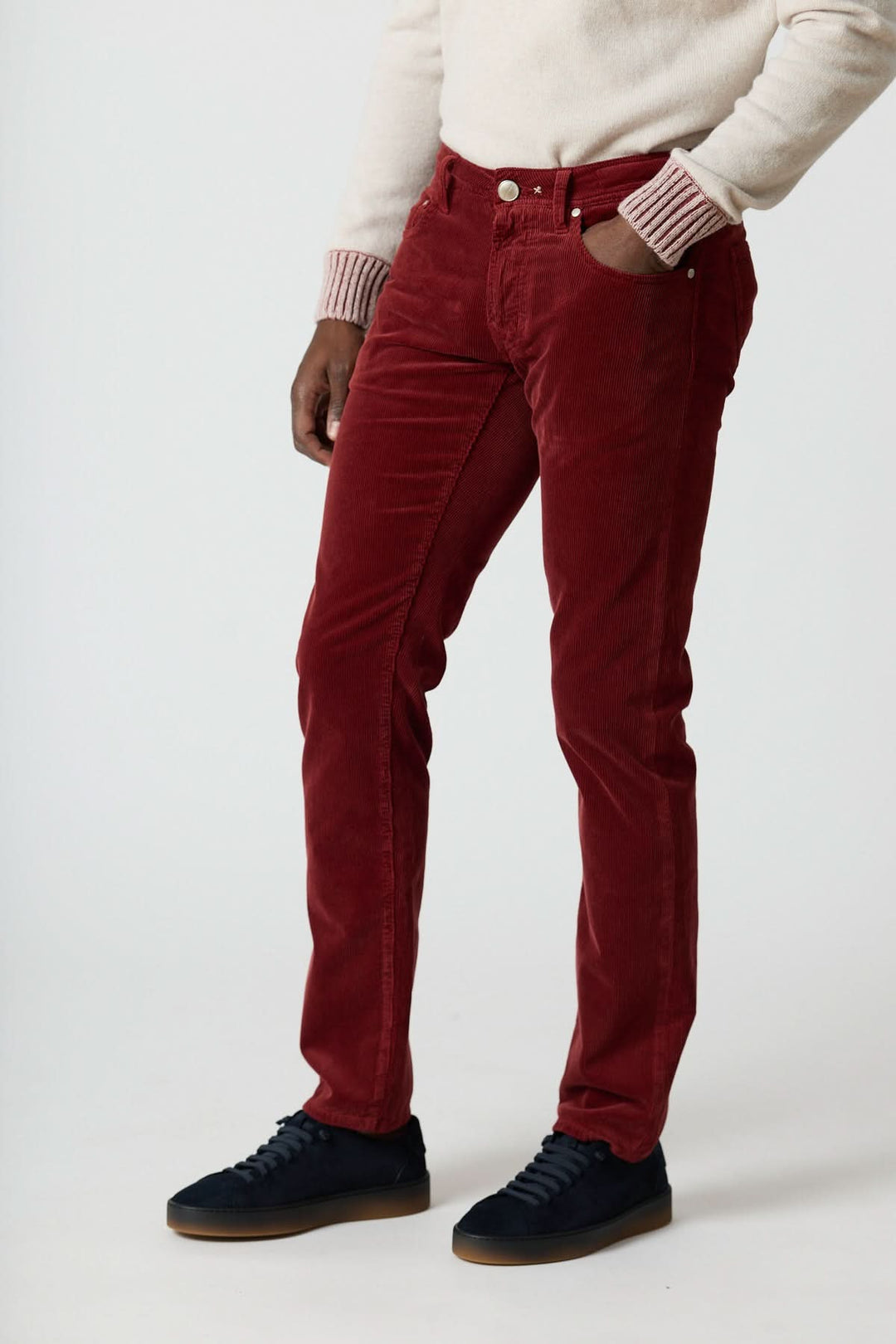 Homme portant un pantalon en velours côtelé cinq poches Michelangelo rouge élégant, coupe regular slim, pour un look casual chic.