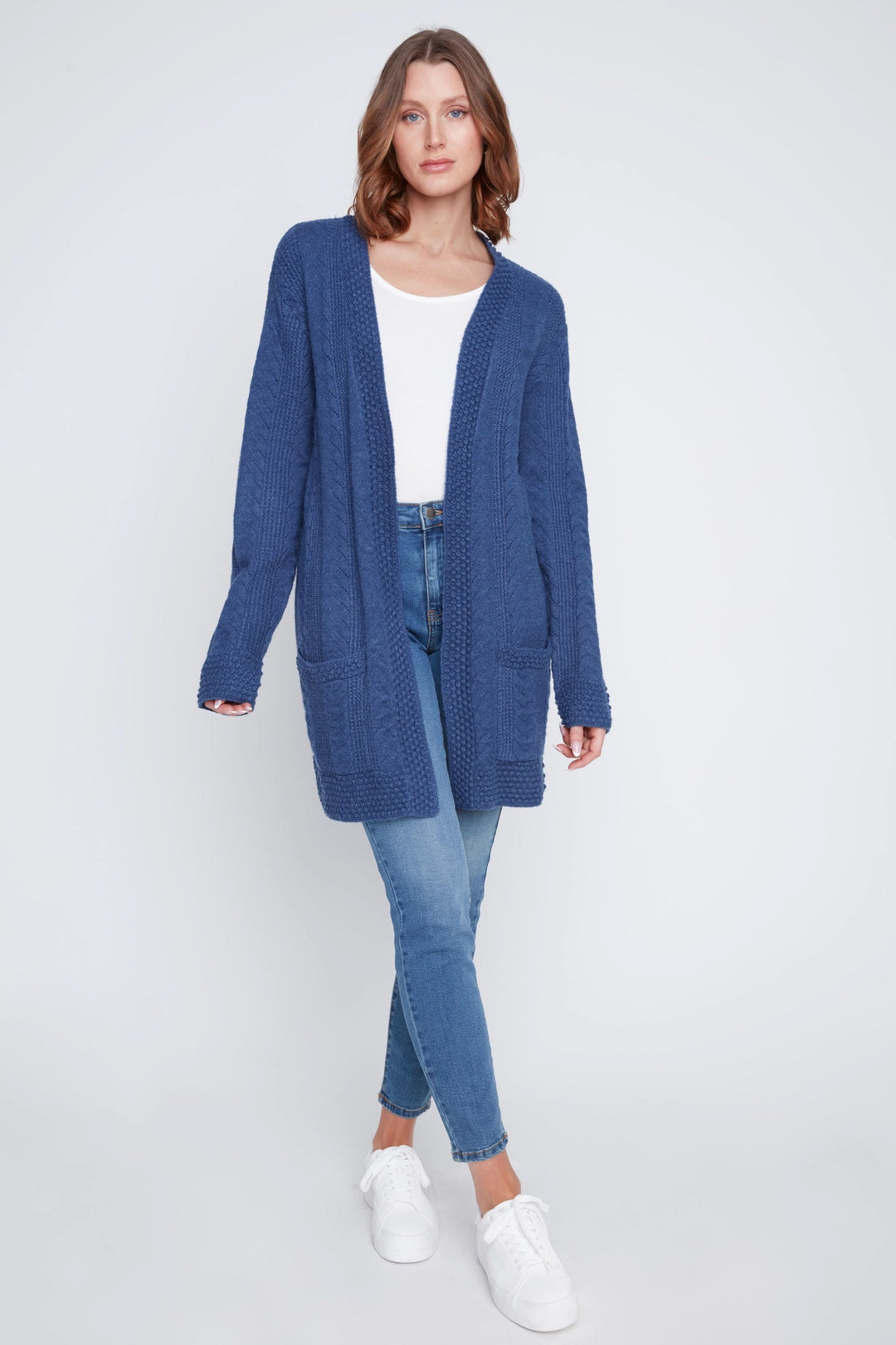Cardigan long à manches longues en maille torsadée bleu, avec poches et style décontracté.