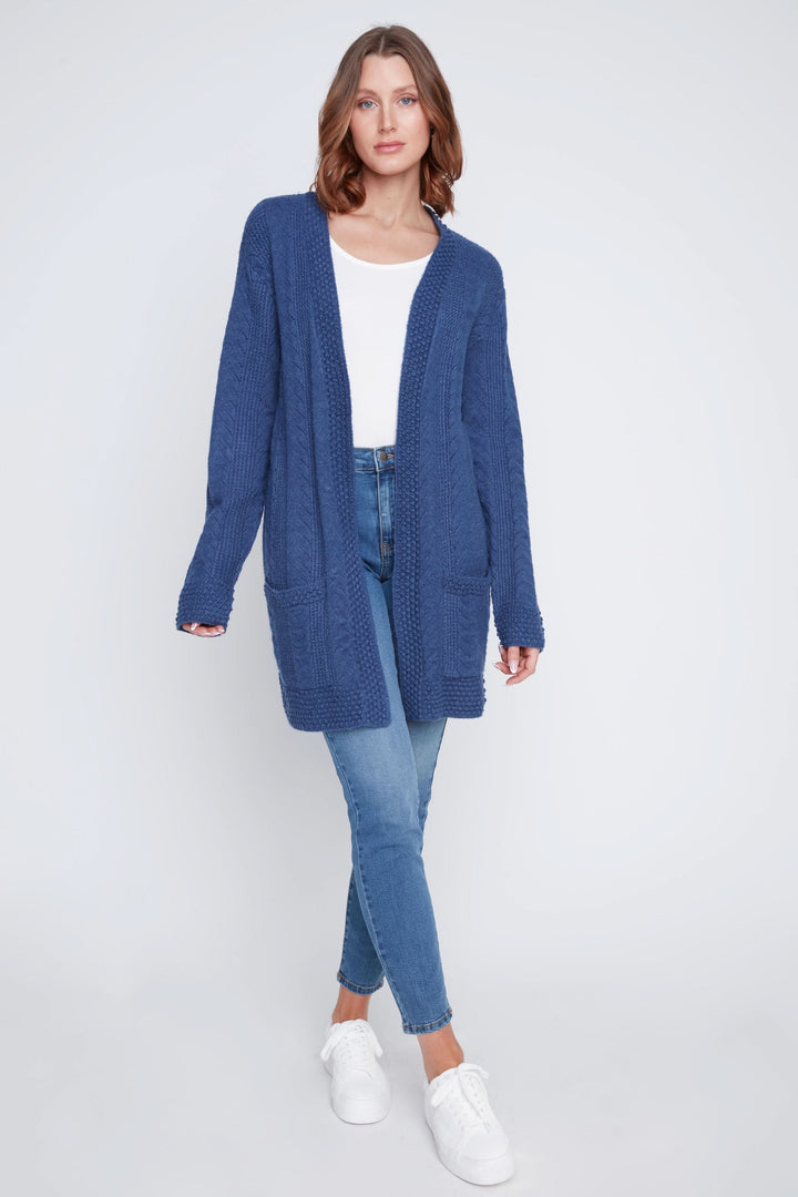 Cardigan long à manches longues en maille torsadée bleu, avec poches et style décontracté.