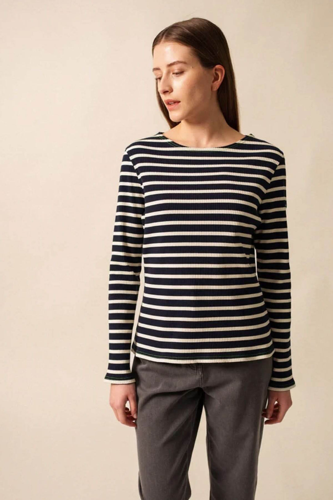 Chandail à manches longues à rayures, maille côtelée avec encolure ronde, style féminin chic et décontracté.