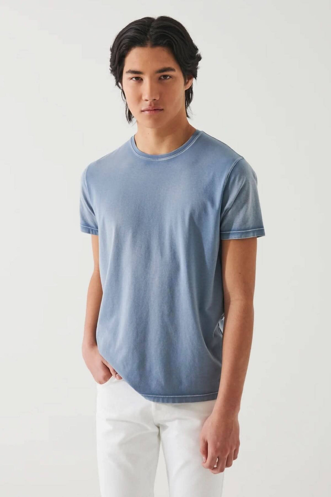 T-shirt vintage stretch à manches courtes en coton pima, teinte délavée, porté par un homme, avec un look décontracté.