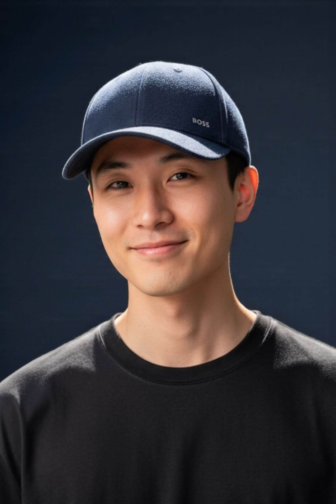 Casquette en laine et soie avec logo BOSS portée par un homme, élégance et confort urbain chic.