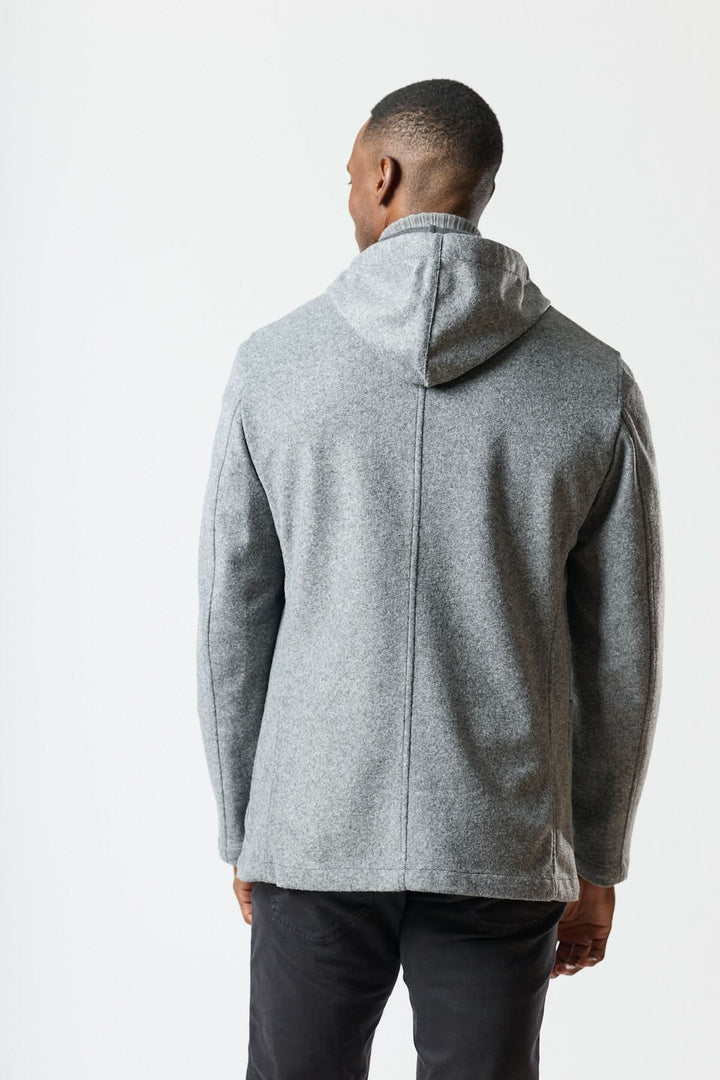 Veston hybride à capuche en laine foulée grise, homme de dos, vue du design non structuré et de la capuche intégrée pour style urbain.