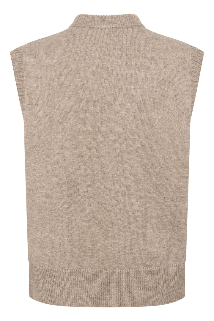 Veste Eroka sans manches en tricot à boutons dorés, élégante et moderne, idéale pour superposition, texture côtelée, vue arrière.