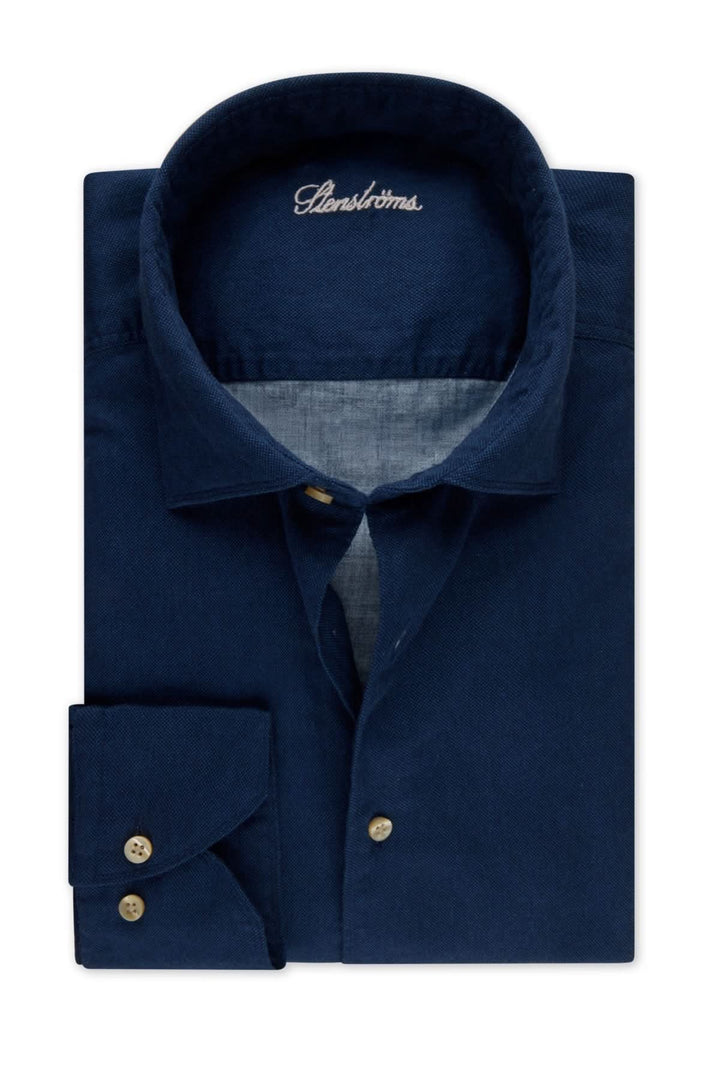 Chemise sport en coton bleu marine, col semi-italien, avec fermeture boutonnée et poignets ajustés.