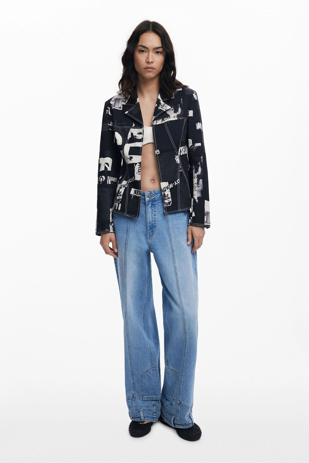 Veste style motard imprimée, associée à un jean large pour un look audacieux et contemporain.