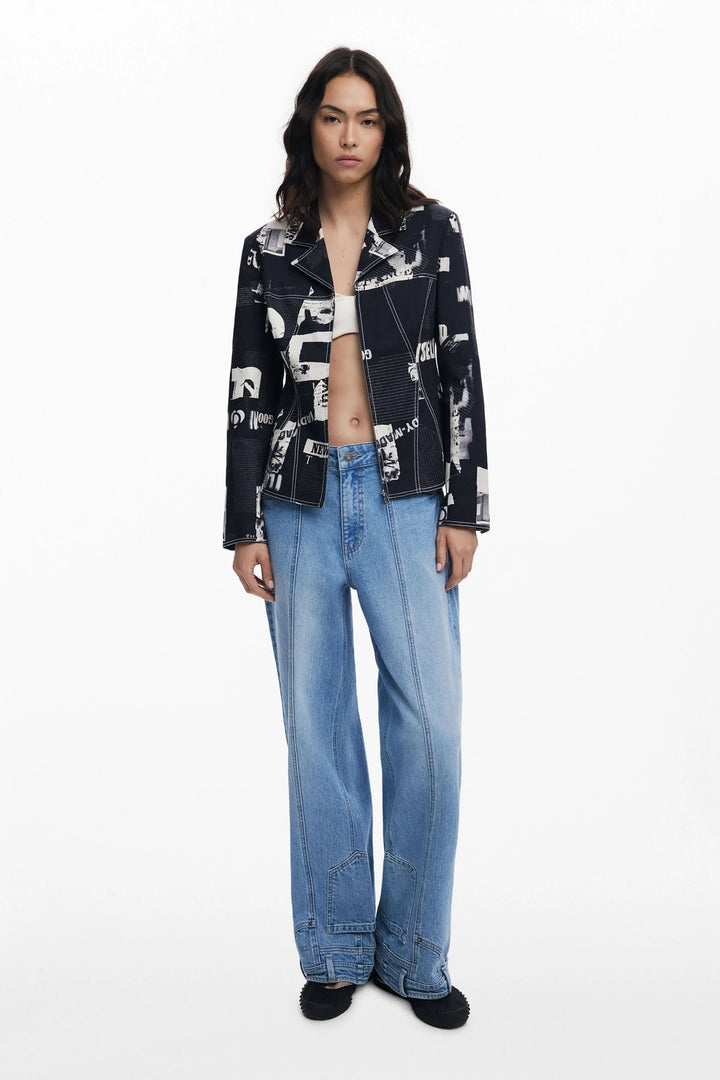 Veste style motard imprimée, associée à un jean large pour un look audacieux et contemporain.