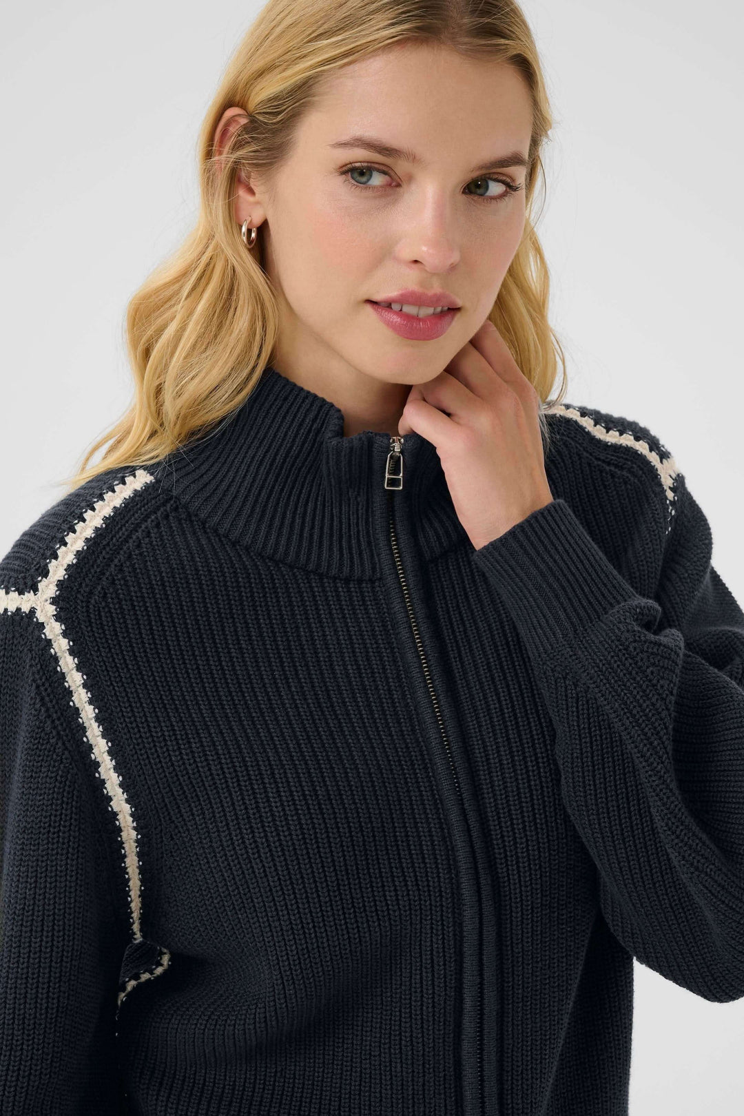 Femme portant une veste semra zippée en maille avec finitions contrastées aux épaules et col montant.