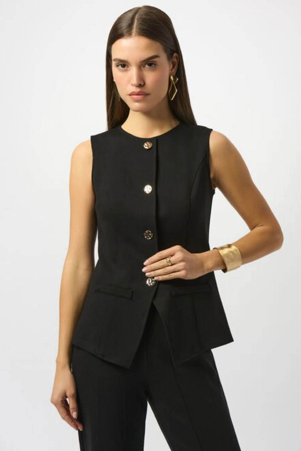 Veste boutonnée noire sans manches avec encolure ronde et quatre boutons dorés, style chic et professionnel.