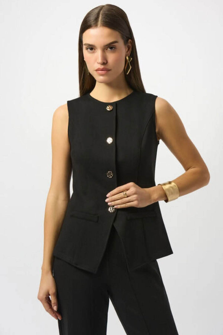 Veste boutonnée noire sans manches avec encolure ronde et quatre boutons dorés, style chic et professionnel.
