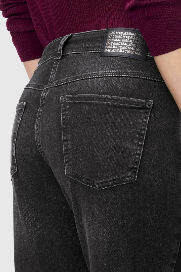 Jean à jambe large délavé avec poches arrière, offrant un style décontracté et rétro.