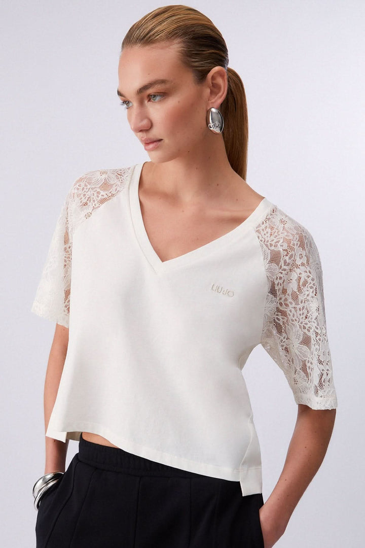 T-shirt à col en V avec manches en dentelle