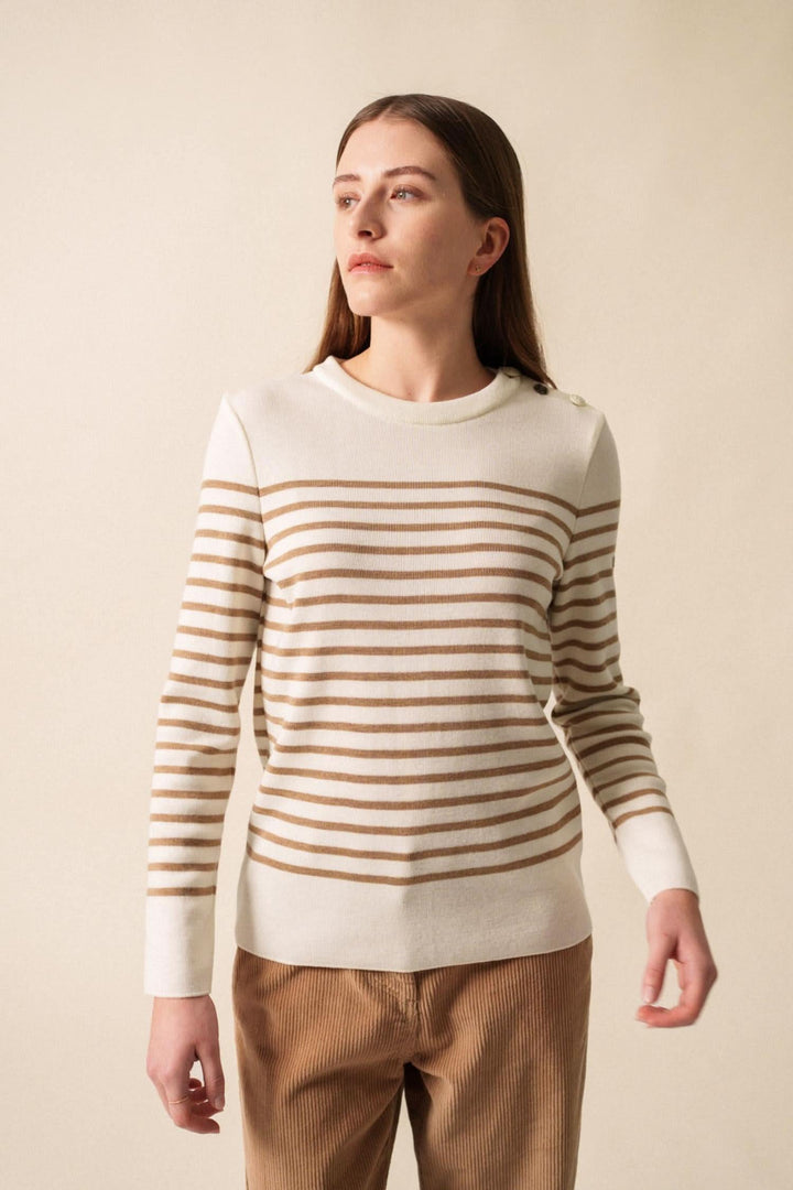Chandail marinière élégant à rayures, en jersey de laine douce, avec boutons sur l'épaule gauche.