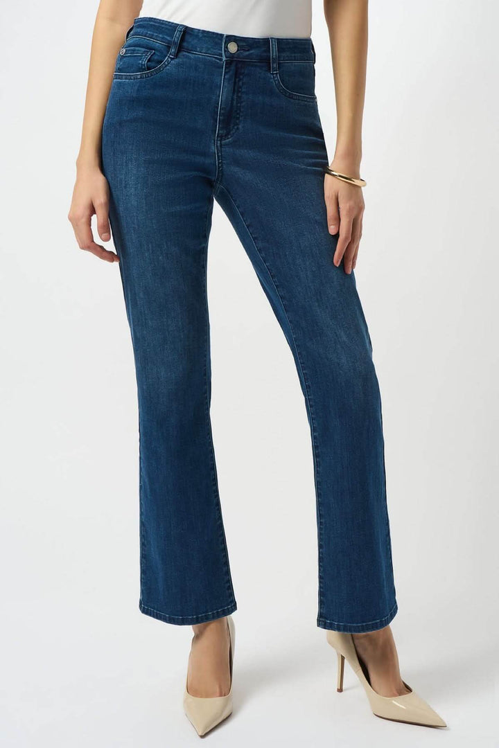 Jeans bleu classique à coupe droite légèrement évasée, taille mi-haute, fermeture éclair et bouton métallique, poches plaquées arrière.