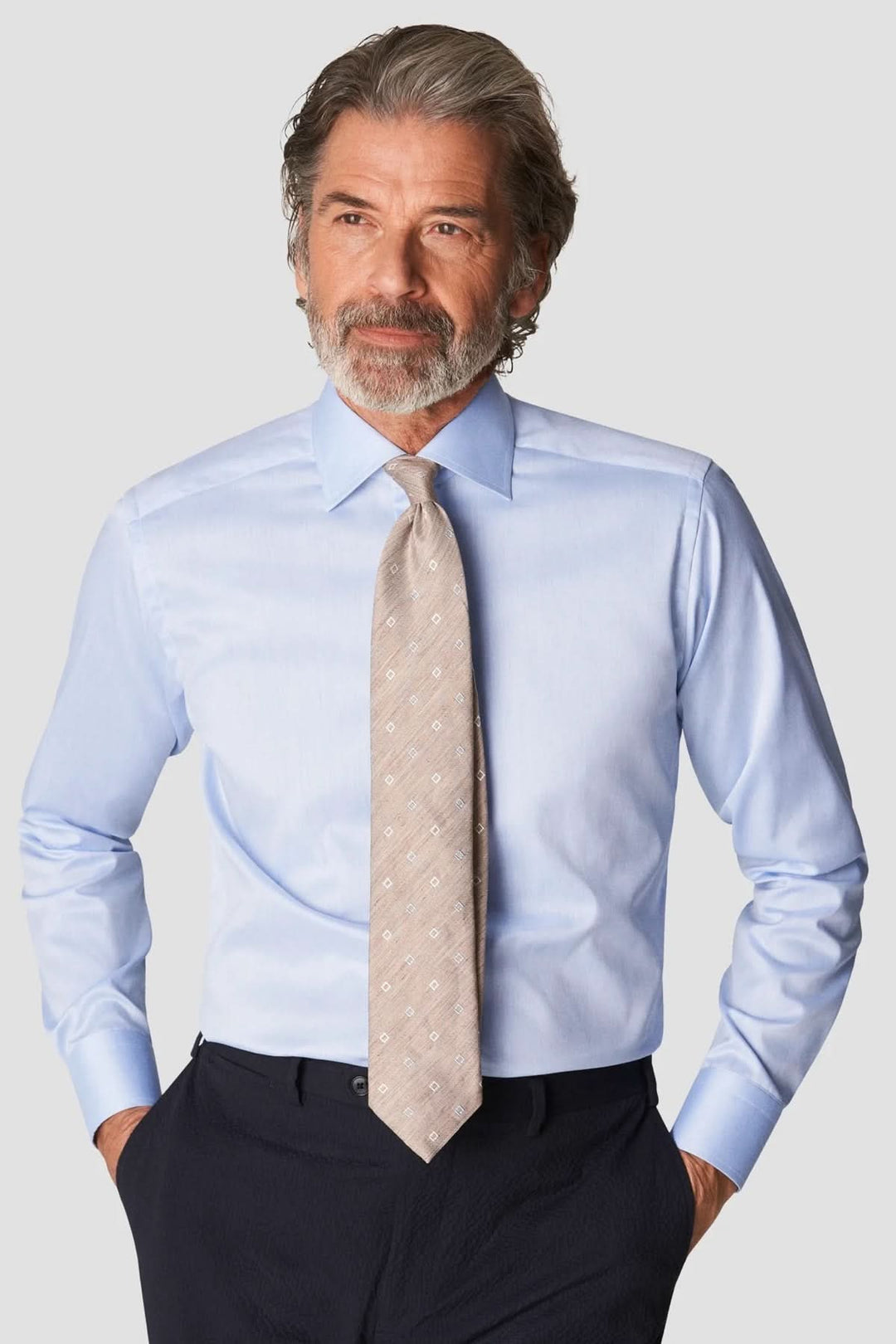 Homme portant une chemise en coton signature à col italien, élégante pour tenues professionnelles ou occasions habillées.