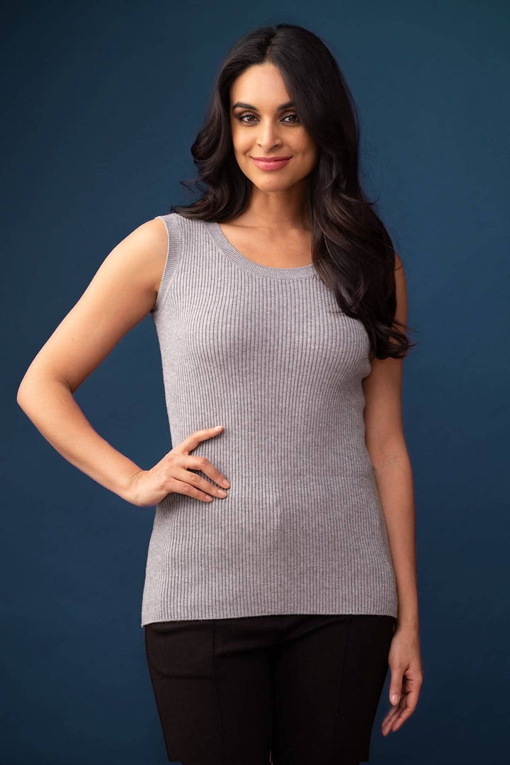 Camisole en jersey côtelé grise, sans manches, offrant un style chic et confortable pour votre garde-robe.
