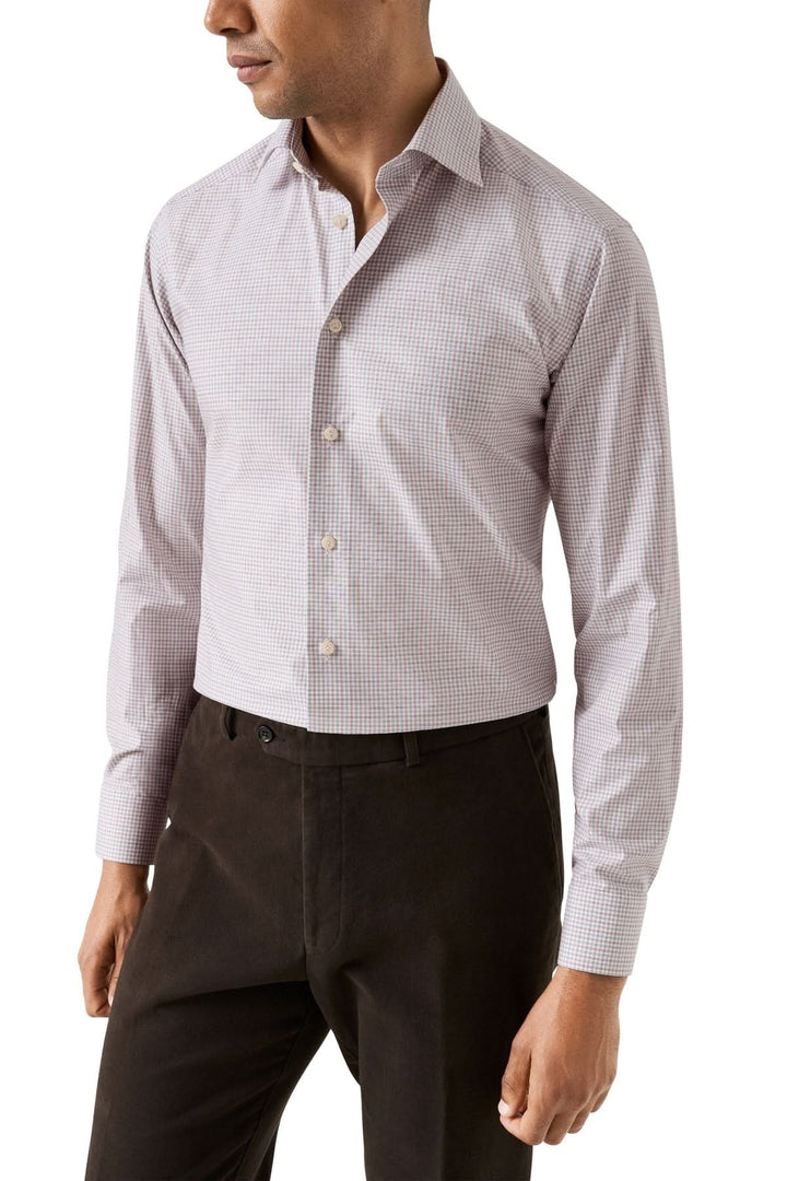 Homme portant une chemise en coton à carreaux fins multicolores avec des tons de beige, bleu et bordeaux.