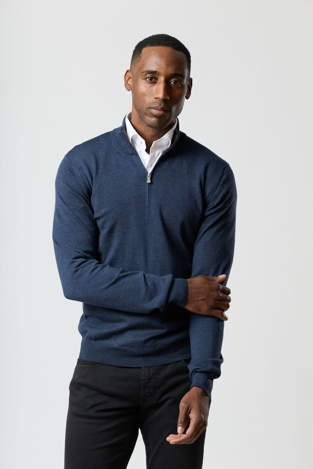 Chandail à demi-zip en laine mérinos bleu porté par un homme élégant, offrant confort et style moderne.