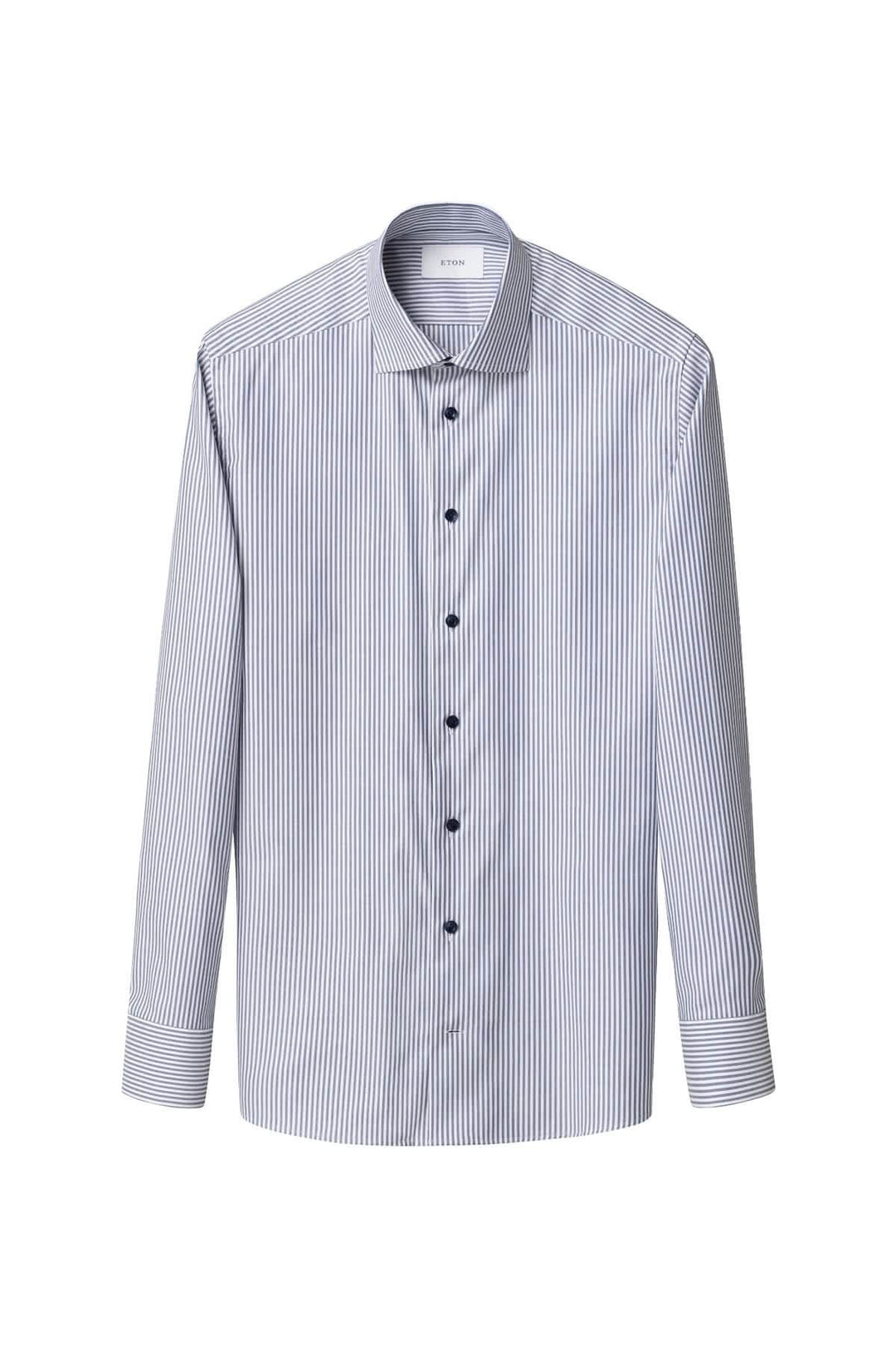 Chemise lignée élégante et intemporelle, fines rayures bleu marine sur fond clair, col cutaway, en coton doux et respirant.