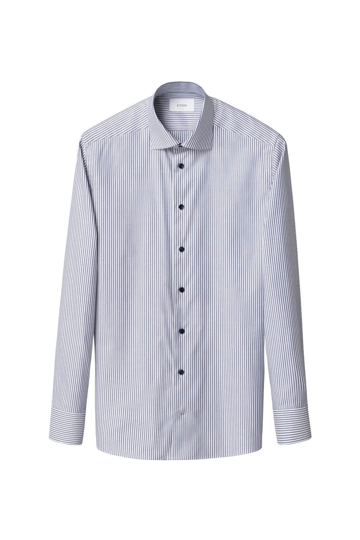 Chemise lignée élégante et intemporelle, fines rayures bleu marine sur fond clair, col cutaway, en coton doux et respirant.