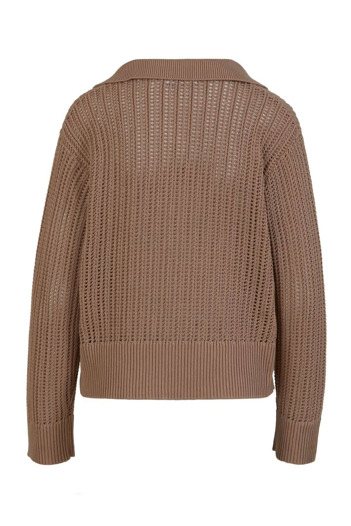 Chandail maille ouverte marron, manches longues, col rabattable, détails de mailles transparentes.