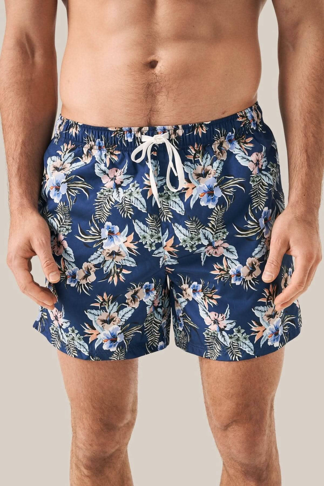 Short de bain fleuri pour homme, tissu polyester, cordon de serrage, style estival.