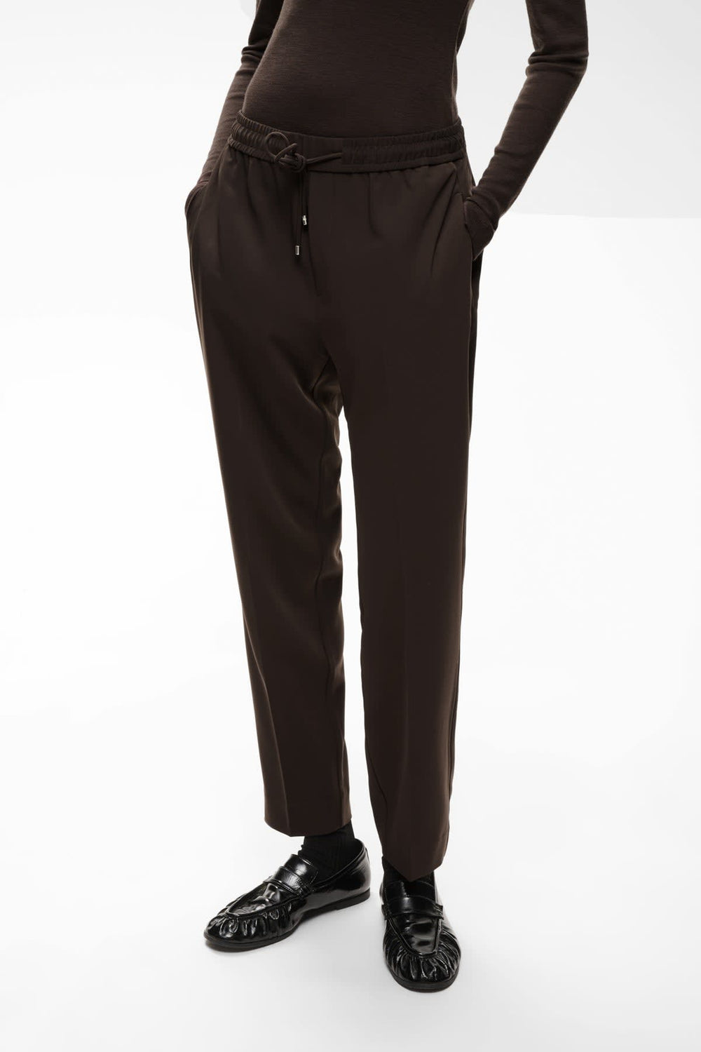 Vue latérale pantalon habillé Inwear Adian femme noir avec ceinture en tissu fin - Valérie Simon