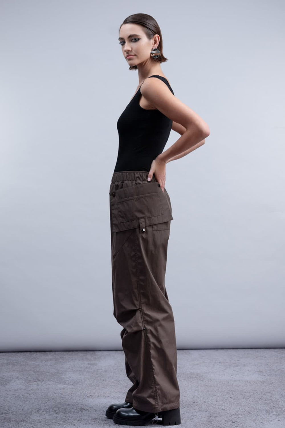 Front view of Haako women's green cargo pants with side pockets - Valérie Simon
