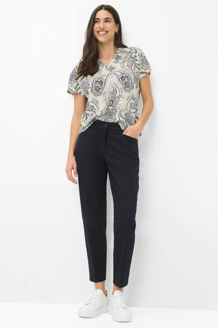 Vue latérale pantalon chino femme Brax beige avec ceinture tressée - Valérie Simon