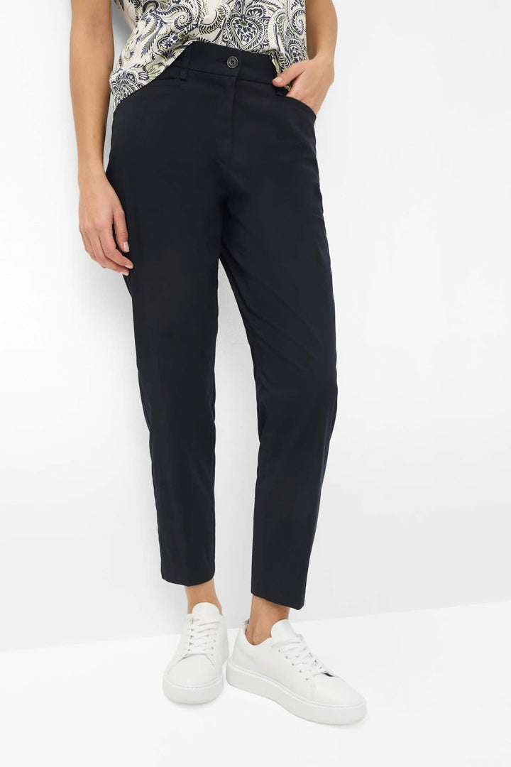 Vue de côté pantalon chino Brax pour femme beige avec poches italiennes - Valérie Simon