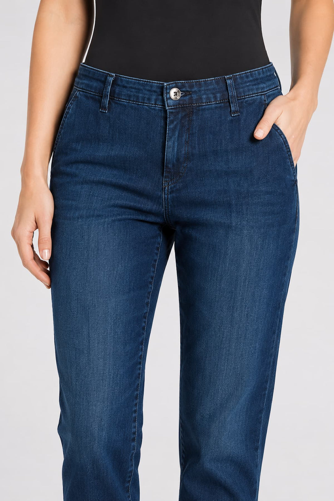 Front view of Chino Mac Jeans for women in blue stretch denim, with front pocket details - Valérie Simon