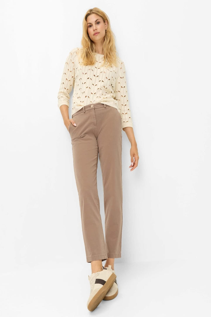 Vue latérale pantalon chino Brax pour femme marron avec ceinture tressée - Valérie Simon